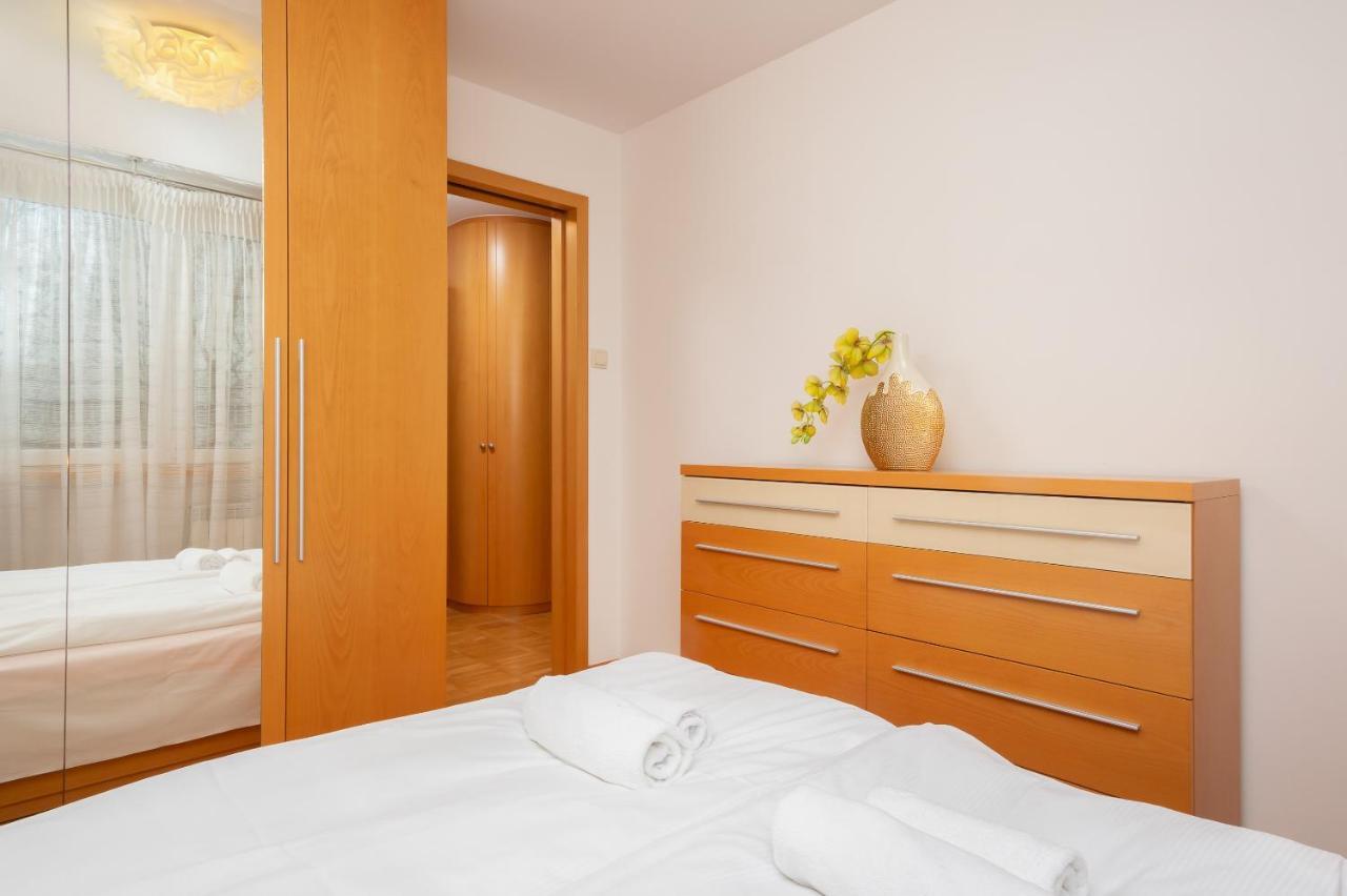 Two-Bedroom Family Apartment Esperanto Next To Klif By Noclegi Renters 바르샤바 외부 사진